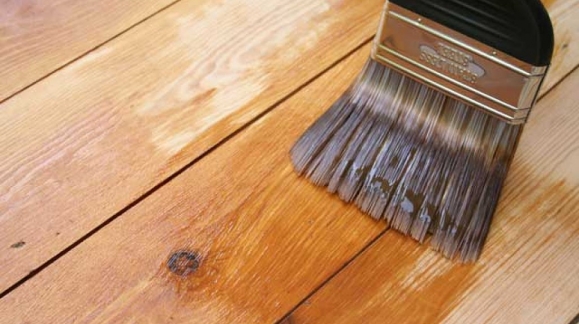 Aprende a pintar madera y cambia el color de tus ventanas, puertas y muebles