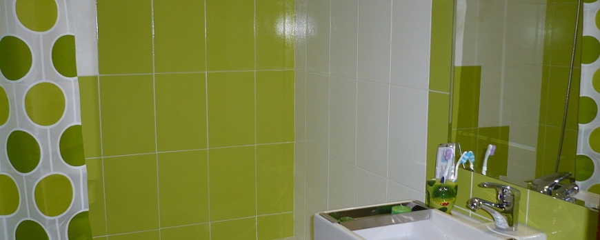 Una forma económica de arreglar un baño anticuado: pintar sus azulejos