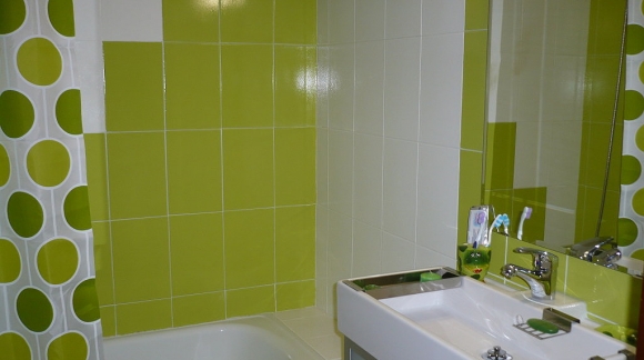 Una forma económica de arreglar un baño anticuado: pintar sus azulejos