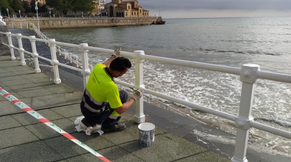 La barandilla de la Playa de San Lorenzo se pone a punto con Iberex